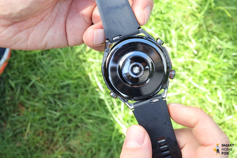 Обратная сторона Huawei Watch Ultimate.